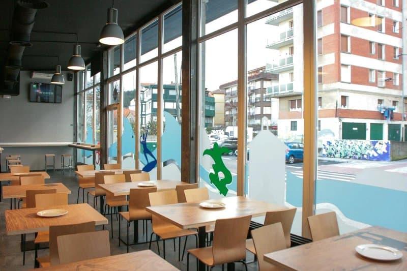 Mundaka Hostel& Sports Cafe