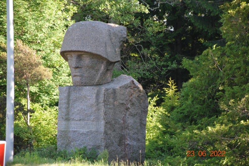 Kivi - Juri Monument