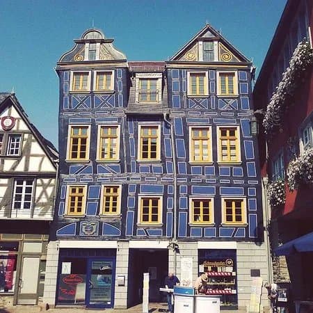 Schiefes Haus