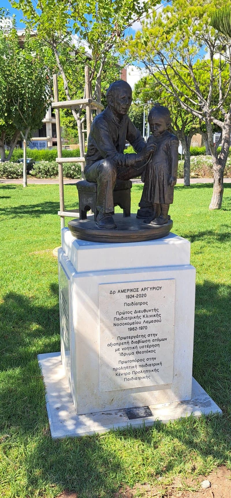 Statue Dr Amerikos Argyriou