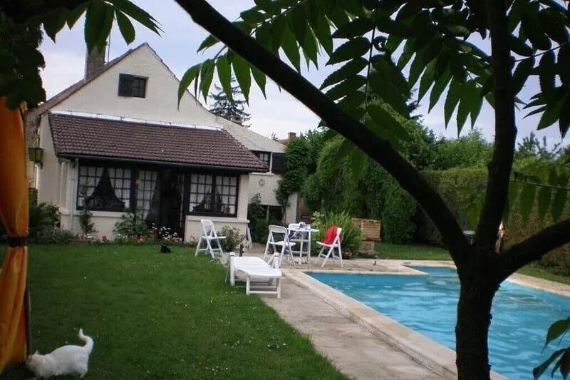 Maison Briarde sleeps 6, heated pool, private garden, private parking