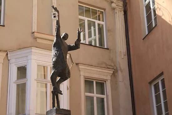Lamplighter statue