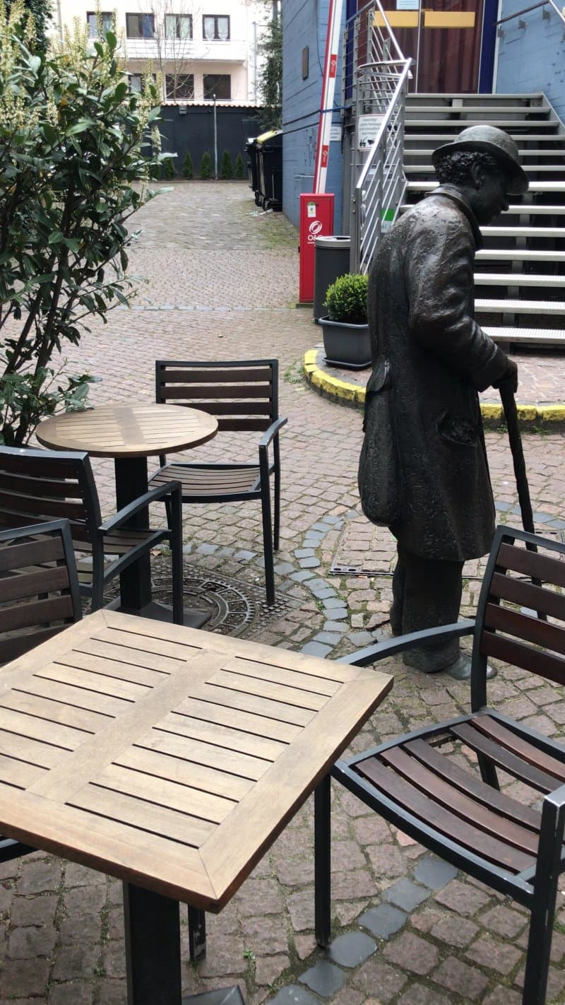 Heini Holtenbeen Statue