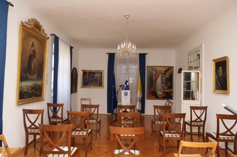 Glaser Salon With Gallery