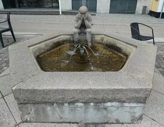 Skulptur ''dreng I Tanker''