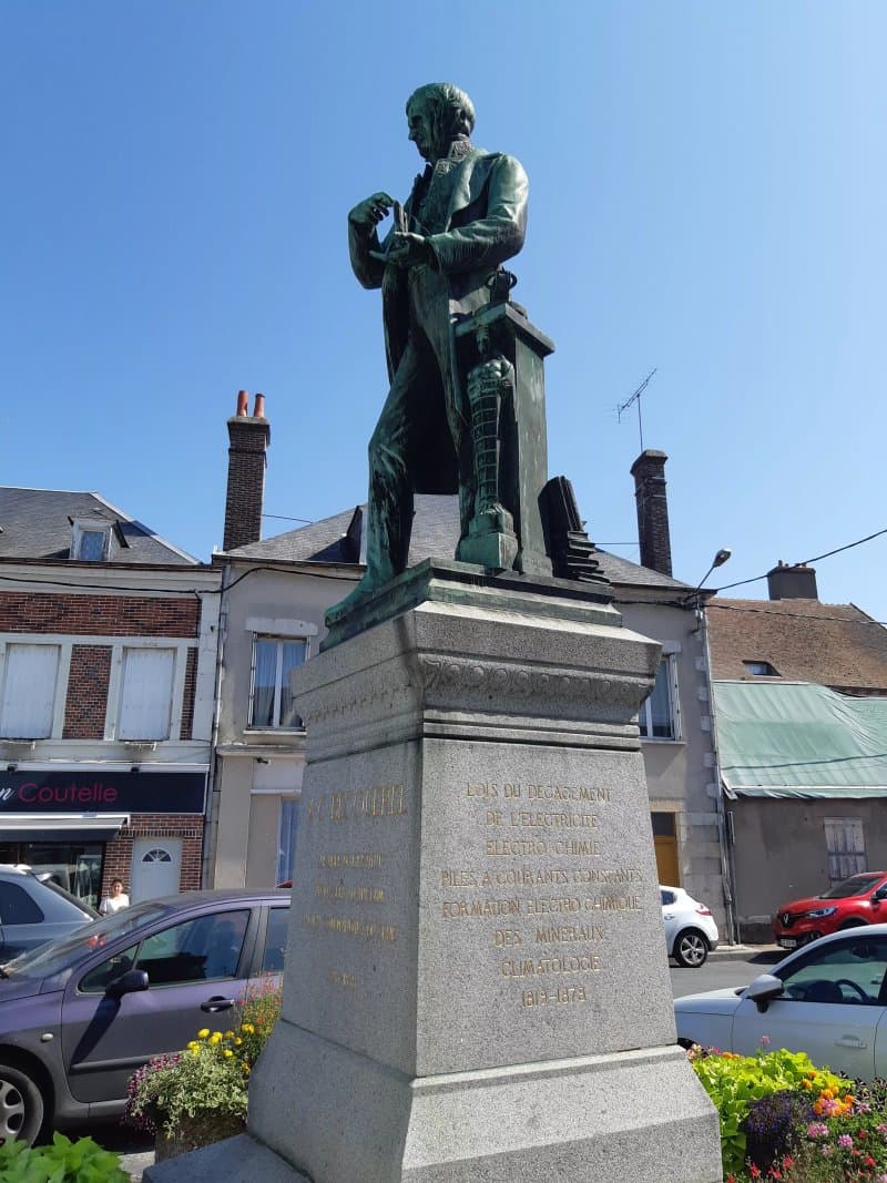 Monument a Antoine Cesar Becquerel