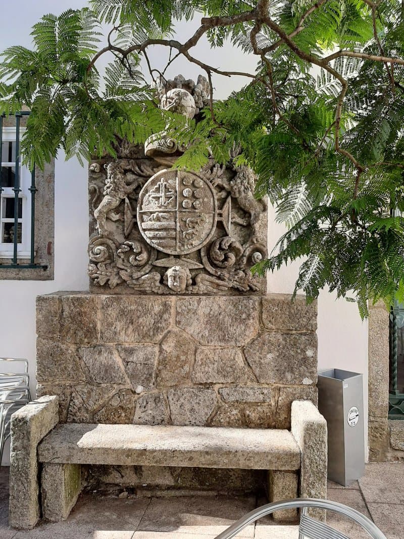 Banco De Pedra Com Brazao