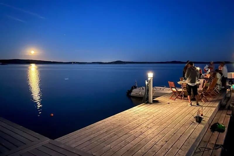 Bohuslän Sea Lodge-Modern house for 6 by the sea with a boathouse in the marina