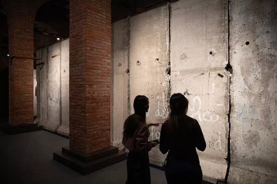 The Berlin Wall. A World Divided