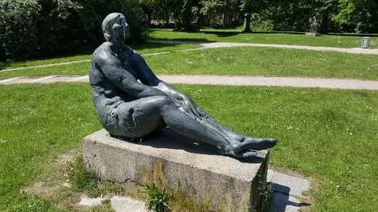 Skulptur "Grosse Sitzende"