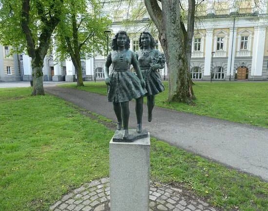 Statyn ''smalandsflickorna''
