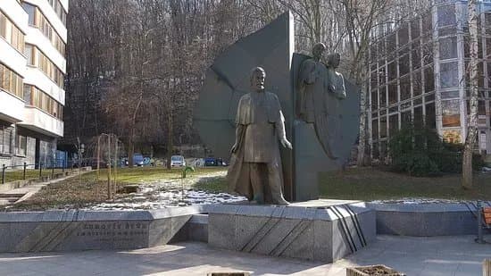 Pamatnik narodnych buditeLov – L. Stura, J. M. Hurbana a M. M. Hodzu
