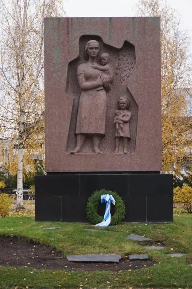 Sankarihautausmaan Muistomerkki
