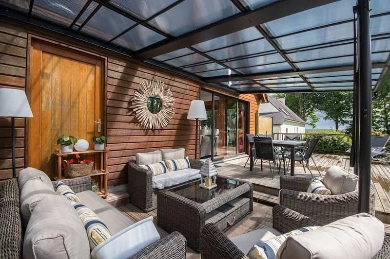 Nice wooden house in green setting with great amenities
