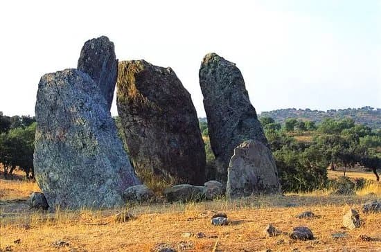 Galeria dolmenica e anta na Herdade da Negrita