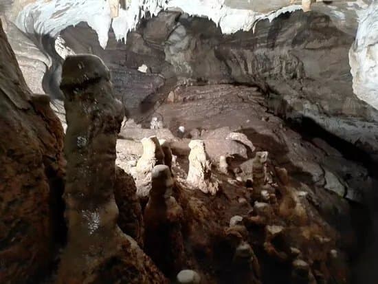 Ravnistarka Cave