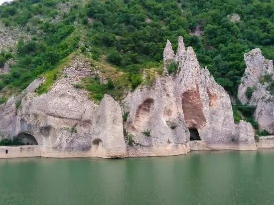 The Wonderful Rocks (Чудните скали)