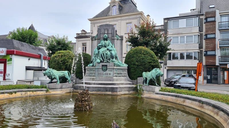 Oorlogsmonument Met Fontein
