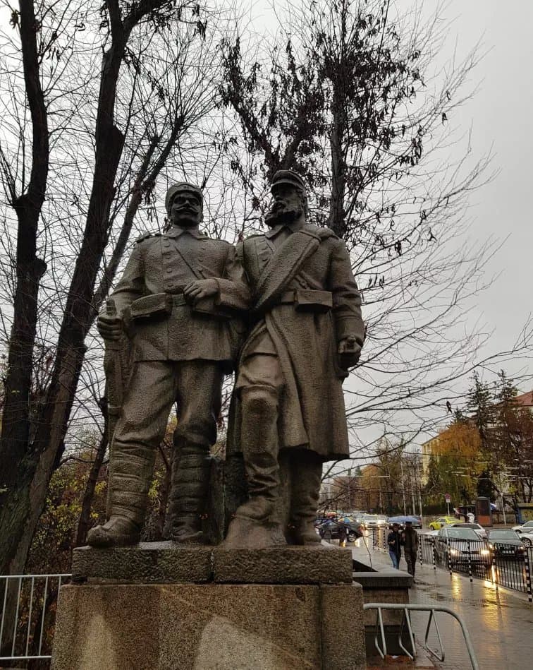 Statues of Partisans