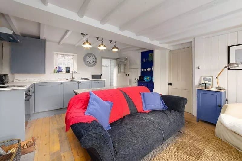 A delightful 18th century fisherman’s cottage nestled in the heart of Glen