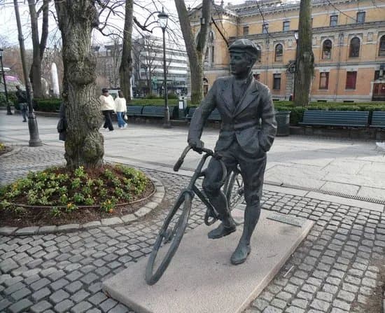 Gunnar Sonsteby statue