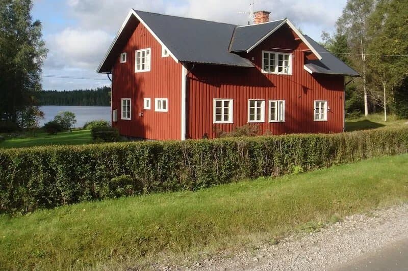 A privately located Villa next to the lake
