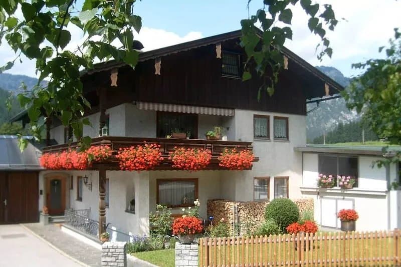 Bright, quiet apartment (75m²) on the ground floor of a 2-family house in a