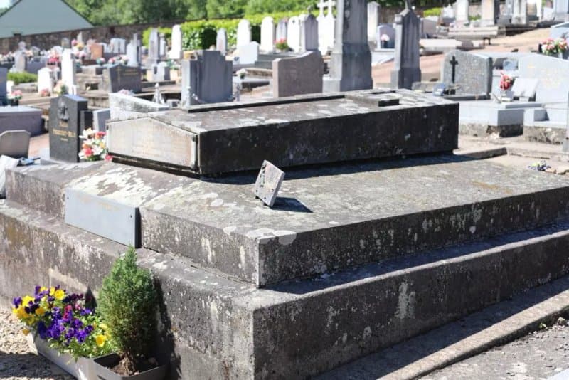 Cimetiere Communal De Roussillon-en-morvan