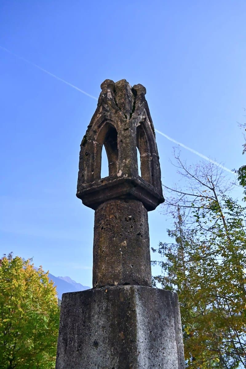 Svetilnik ob cerkvi Matere Bozje