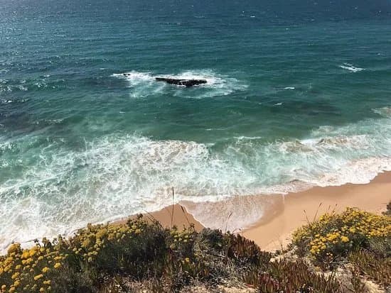 Praia das Bicas