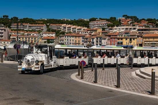 Le petit train touristique de Cassis - by FRANCE Voguette