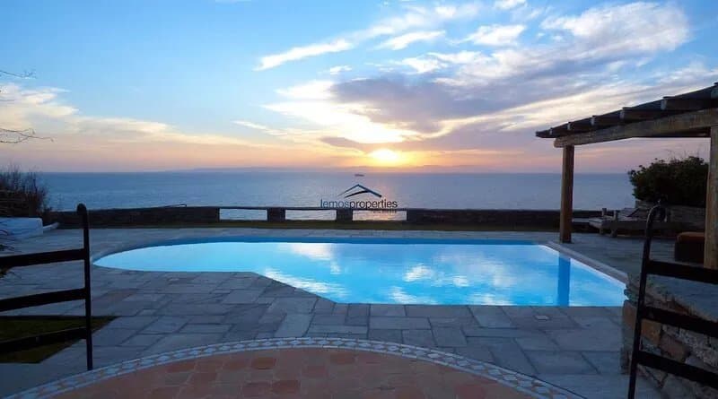 Villa Casa Bianca on the waterfront, one minute walk to a small sandy beach