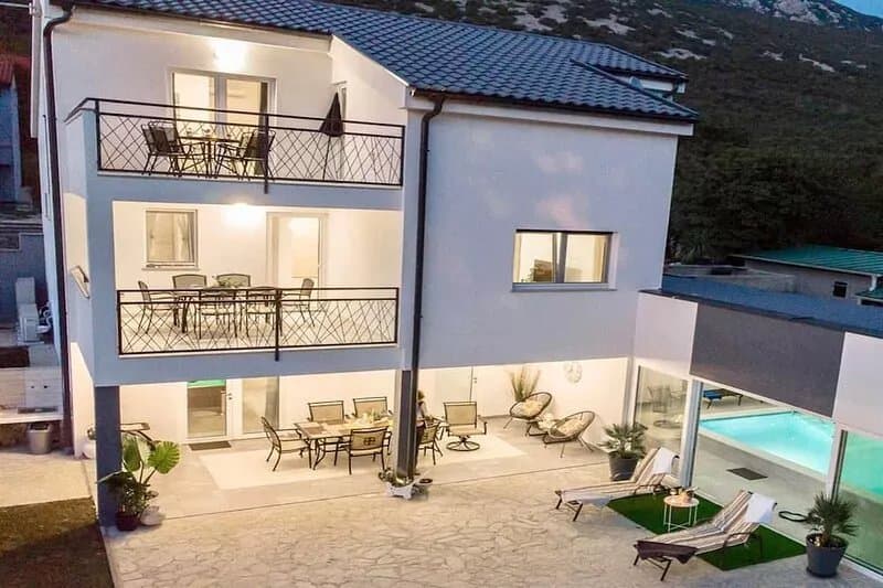 Villa Lake & Sea - with 4 bedrooms for 8 guests and an indoor pool