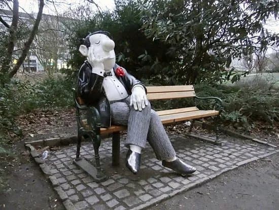 Loriot Figure