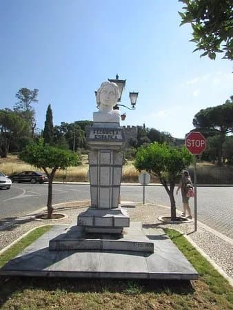 Monumento a Florbela Espanca