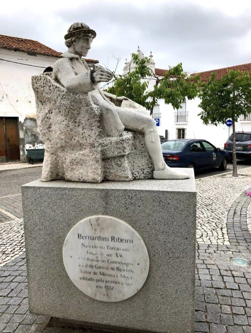 Estatua do escritor Bernardim Ribeiro