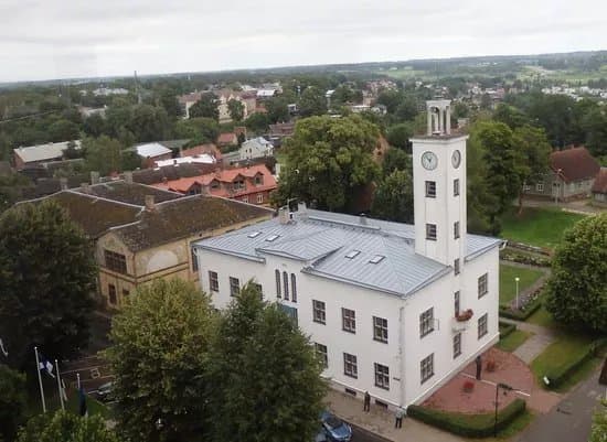 Town Hall and monument to the mayor August Maramaa
