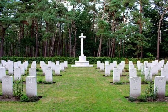VALKENSWAARD WAR CEMETERY