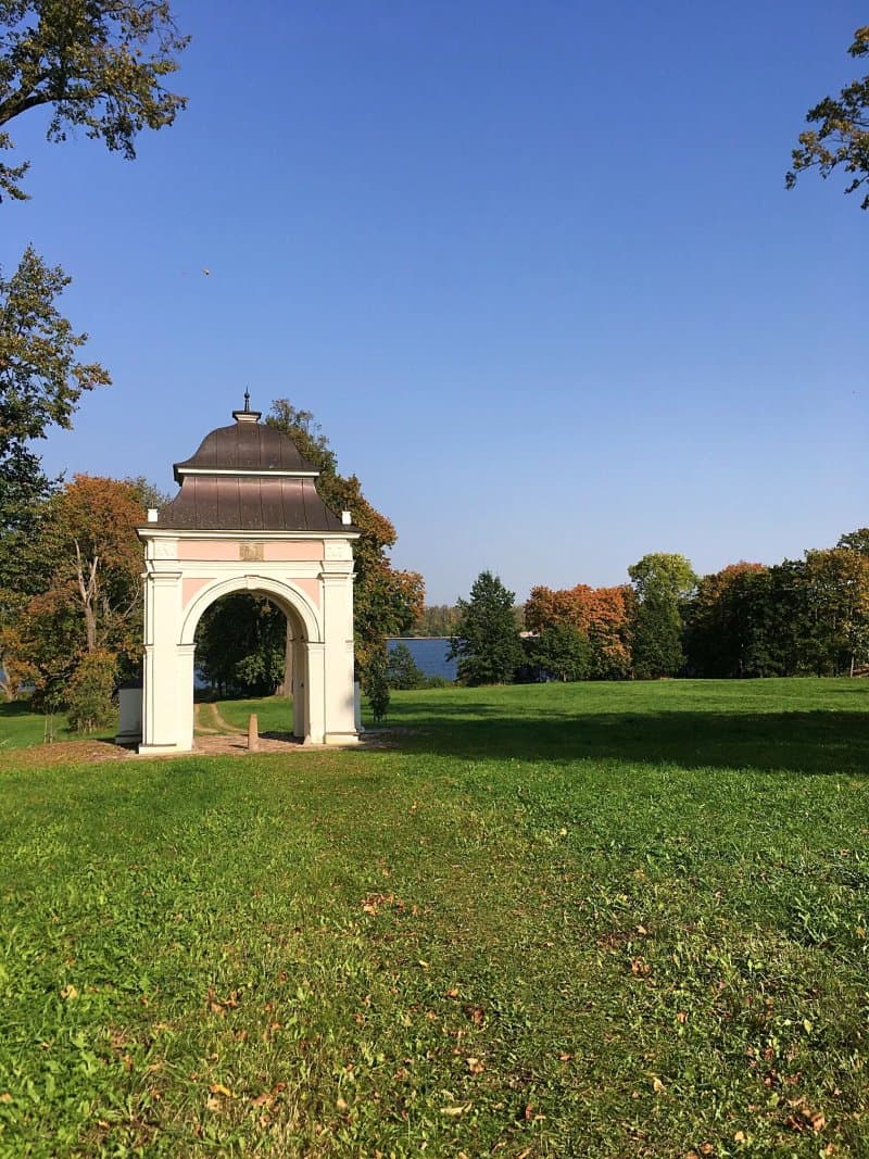 Linde Manor Ruins And Park