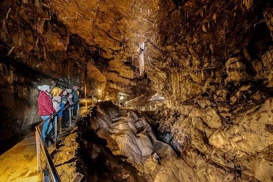 Poole's Cavern & Buxton Country Park