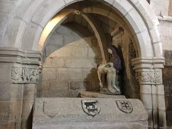 Igreja De Santiago E Panteao Dos Cabrais