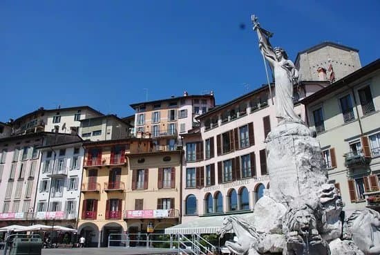 Fontana di Piazza XIII Martiri di Lovere