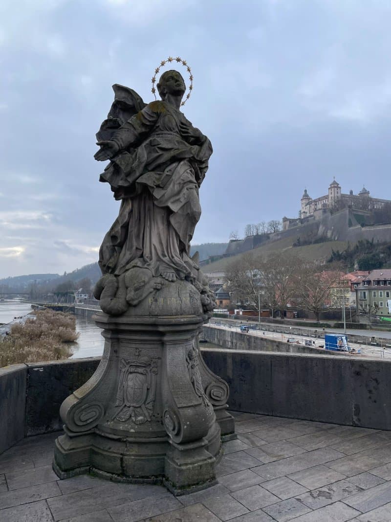 Bruckenstatue Jungfrau Maria