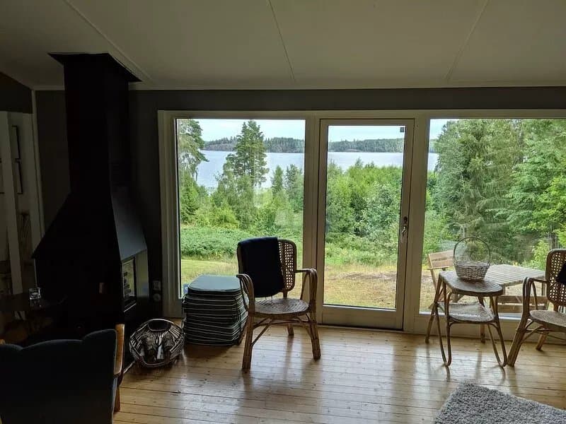 Cosy recreation houses with idyliskt views of the lake.