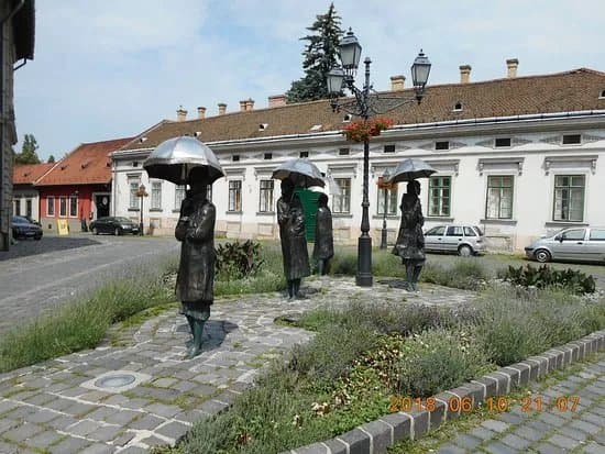 Waiting statue group