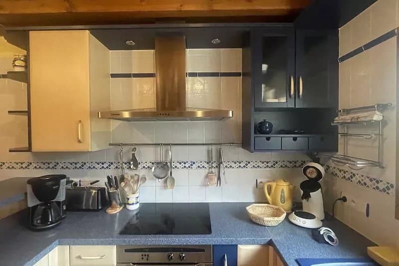 Beautiful wooden Chalet, lake view, sauna, 200m ski slopes, 5' center, 12+ per