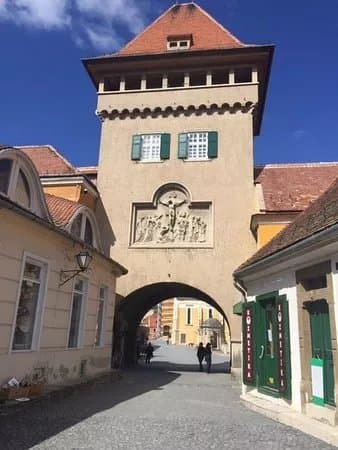 Heroe's Gate