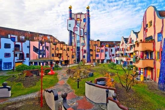 Hundertwasser-Wohnhaus „Wohnen unterm Regenturm“