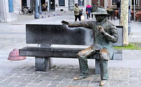 Statue de Georges Simenon