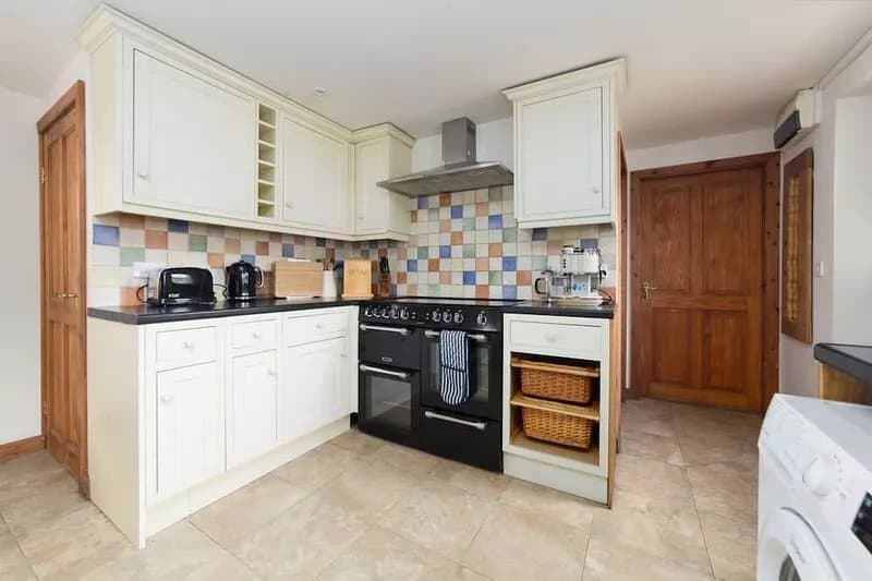 The Stables - sleeps 6 guests in 3 bedrooms